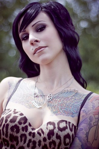 美女胸部蛇形装饰纹身图案