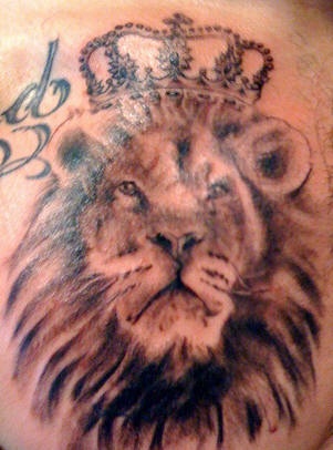 狮子与皇冠黑灰纹身图案