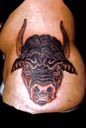 愤怒的公牛头像纹身图案