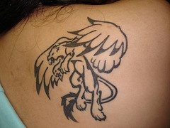 黑色翅膀的狮子纹身图案