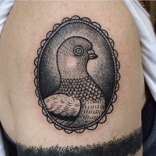 大臂黑色点刺椭圆形鸽子肖像纹身图案