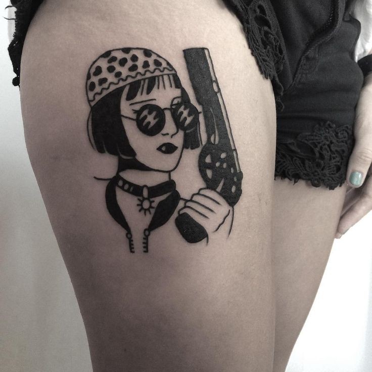 大腿黑白电影女主角与手枪纹身图案