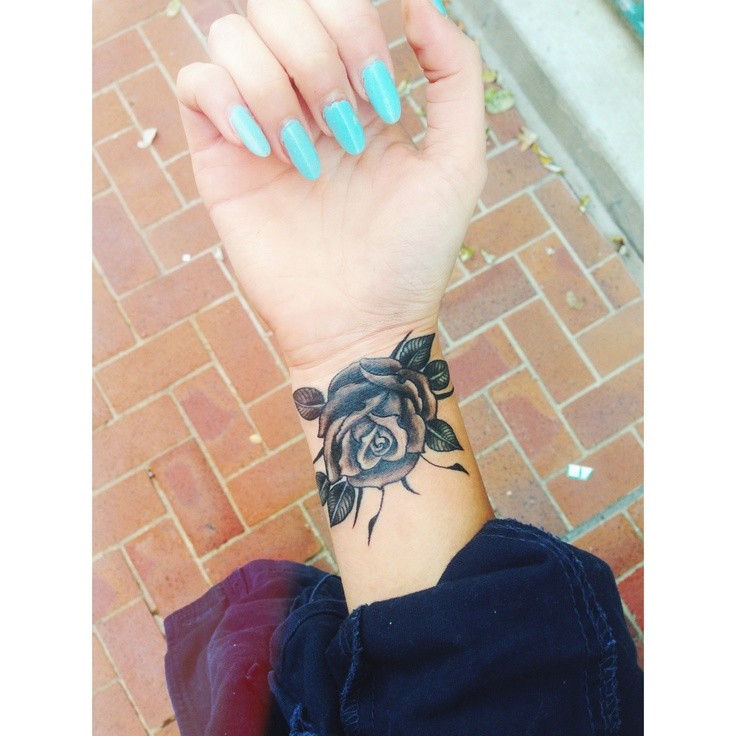 可爱的黑灰玫瑰手腕纹身图案