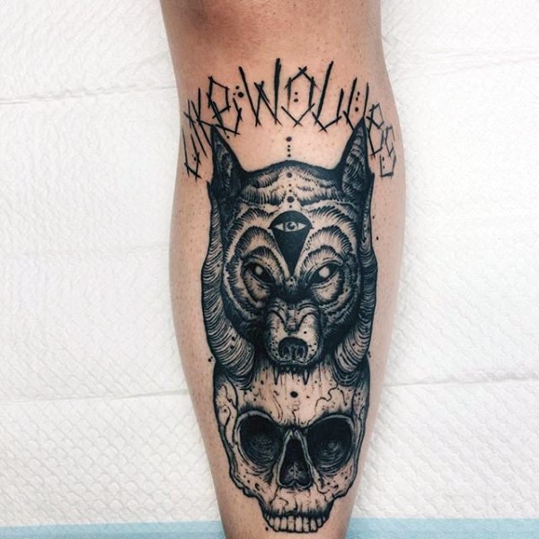 小腿黑色令人毛骨悚然的骷髅狼头和字母纹身图案