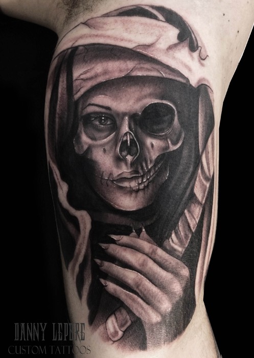大臂黑灰女人骷髅和镰刀纹身图案