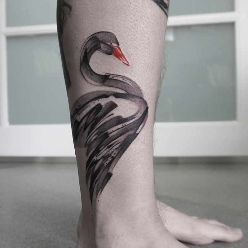 小腿可爱的小黑天鹅纹身图案