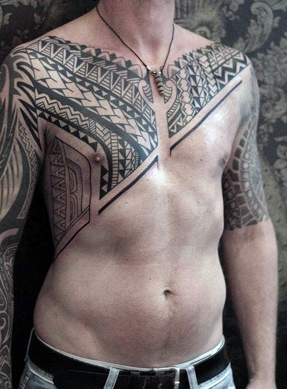 胸部简单的黑色波利尼西亚风格图腾纹身图案