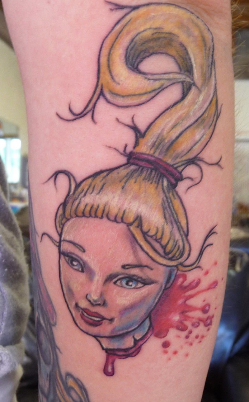 有趣的卡通芭比女孩头部纹身图案