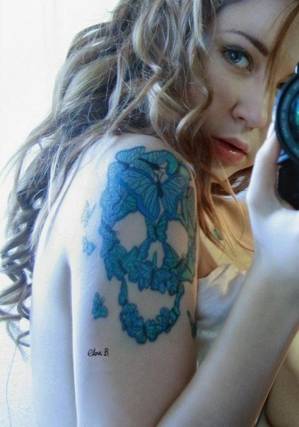 可爱的蓝色蝴蝶骷髅大臂纹身图案