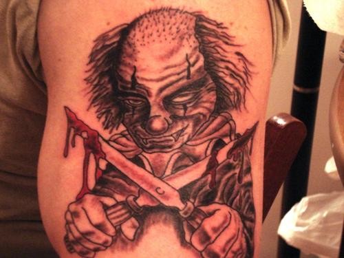 可怕的小丑与血腥刀纹身图案