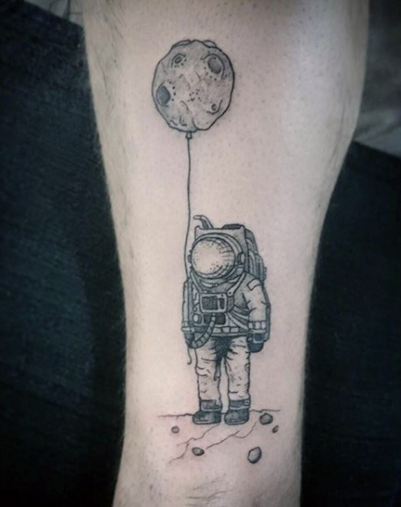 有趣的卡通宇航员与星球纹身图案