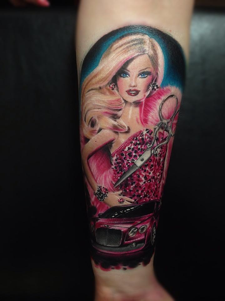 手臂可爱的彩色芭比娃娃与汽车和剪刀纹身图案