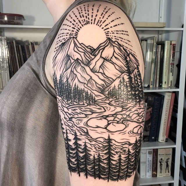 大臂黑色山区河流与太阳和森林纹身图案