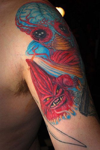 大臂蓝色和红色的怪兽纹身图案