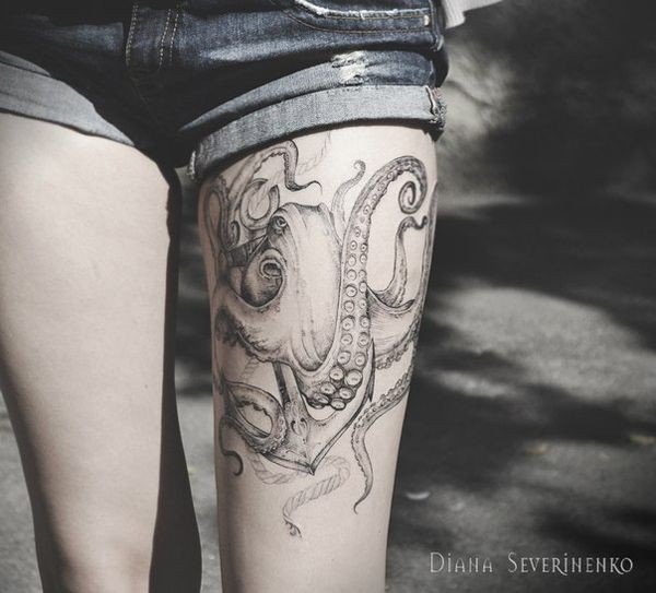 大腿精致的黑灰章鱼纹身图案