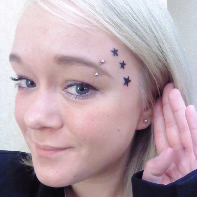 三个可爱的黑色星星脸部纹身图案