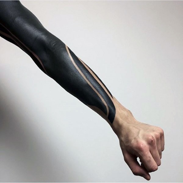 手臂简单的黑色水墨纹身图案