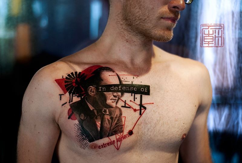 胸部男性肖像与字母纹身图案