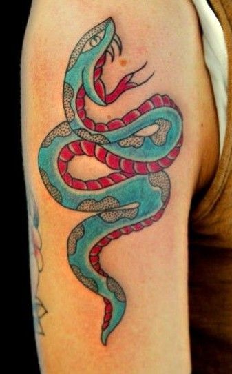 大臂蓝色的蛇纹身图案