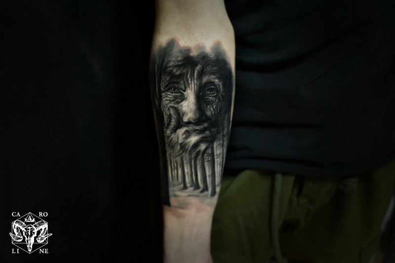 小臂黑色老女人和黑暗森林纹身图案