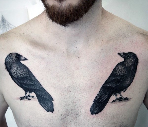 胸部简单的两只黑色乌鸦纹身图案