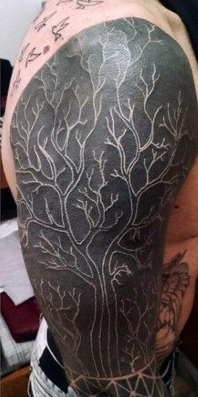 手臂个性的黑白树纹身图案