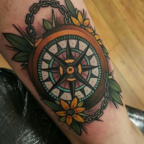 手臂彩色指南针与铁链和花朵纹身图案