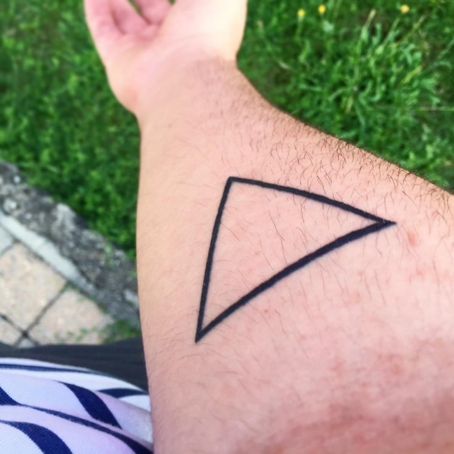 简单设计的黑色三角形小臂纹身图案