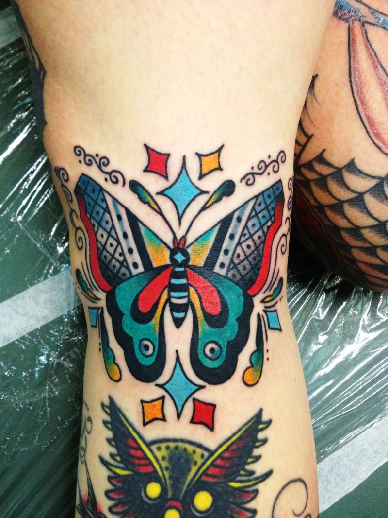 腿部传统的蝴蝶纹身图案