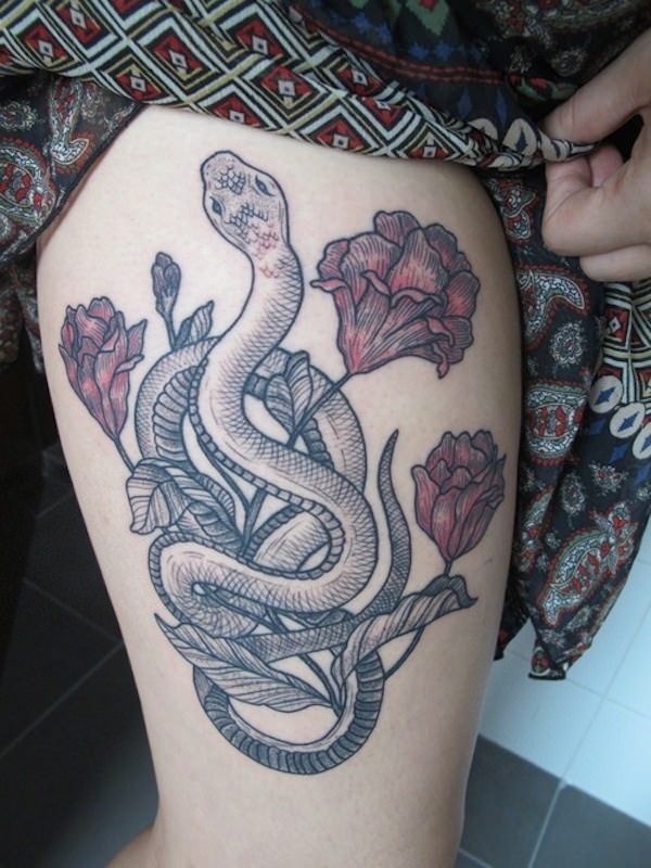 大腿黑色蛇与红色的花朵组合纹身图案