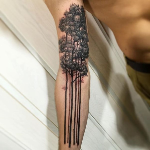 小臂雕刻风格黑色高树纹身图案