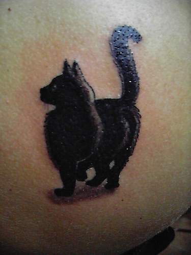 毛茸茸的黑猫纹身图案