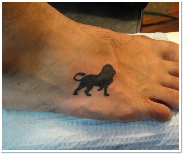 黑色剪影狮子脚背纹身图案
