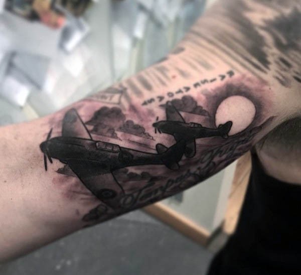 二战题材的黑灰中型战斗机纹身图案