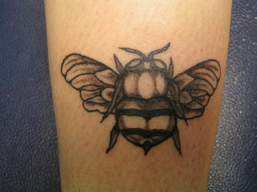 胖胖的黑白蜜蜂纹身图案
