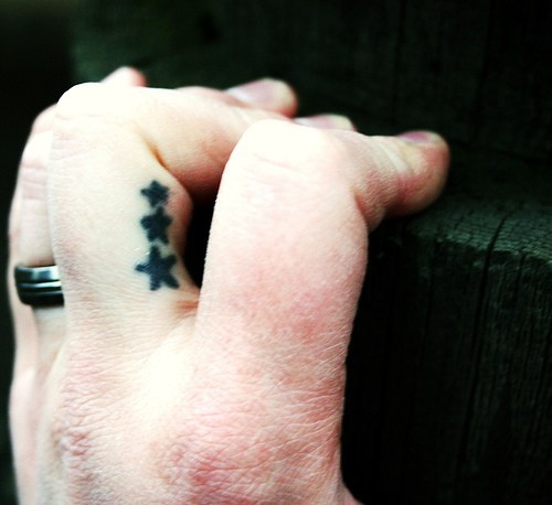 手指三颗黑色的星星纹身图案