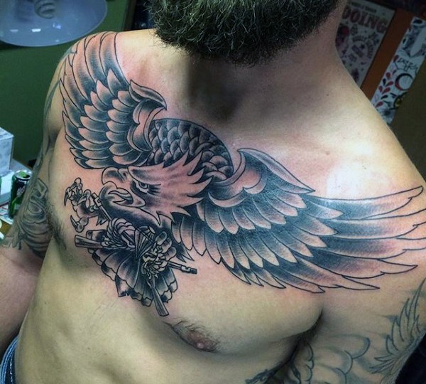 胸部令人印象深刻的黑灰鹰纹身图案