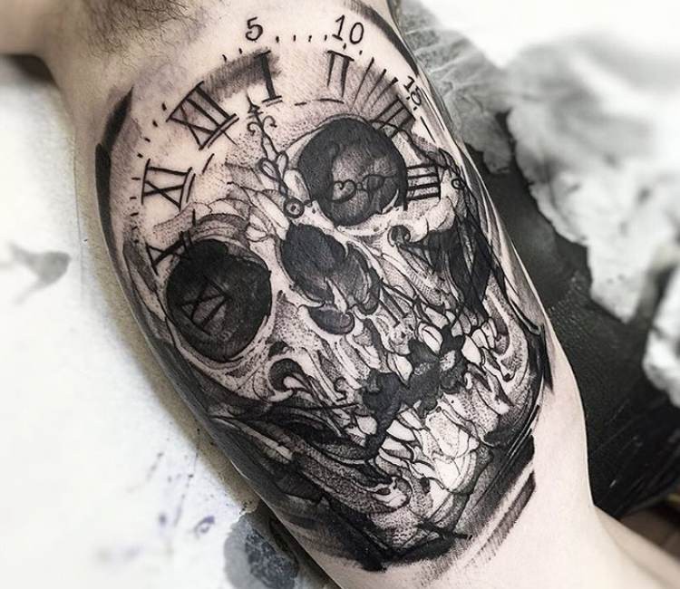 大臂点刺风格的黑色骷髅与时钟纹身图案
