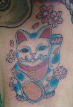 招财猫与樱花纹身图案