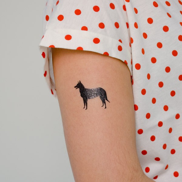手臂黑色德国牧羊犬纹身图案