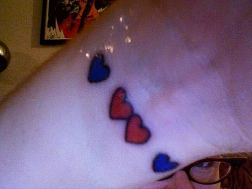 蓝色和红色的心形手腕纹身图案