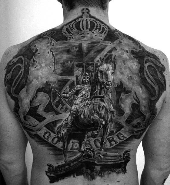 背部写实风格的黑色古罗马雕塑和皇冠纹身图案