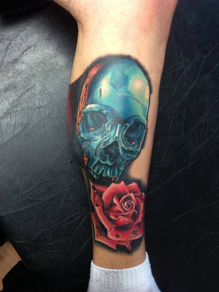 小腿蓝色铁骷髅与玫瑰纹身图案