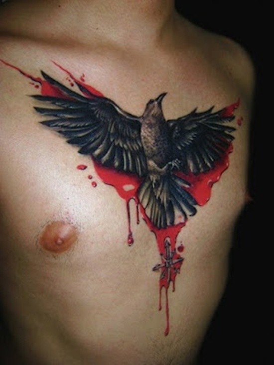 胸部惊人的彩色血腥乌鸦纹身图案