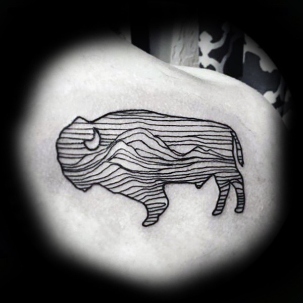 背部黑色线条牛轮廓沙漠纹身图案