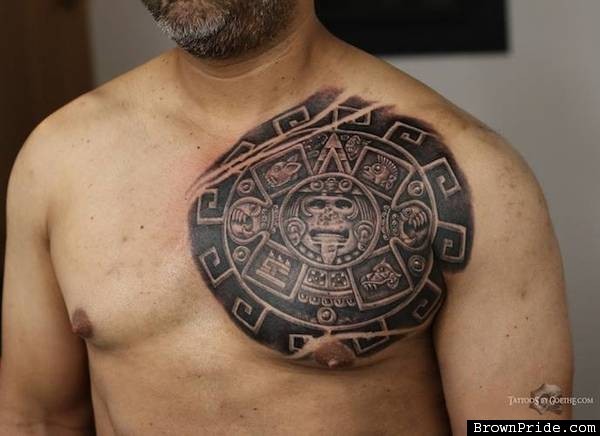逼真的彩色玛雅日历胸部纹身图案