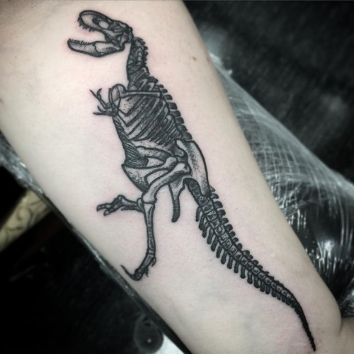 手臂经典的黑色雕刻风格恐龙骨架纹身图案