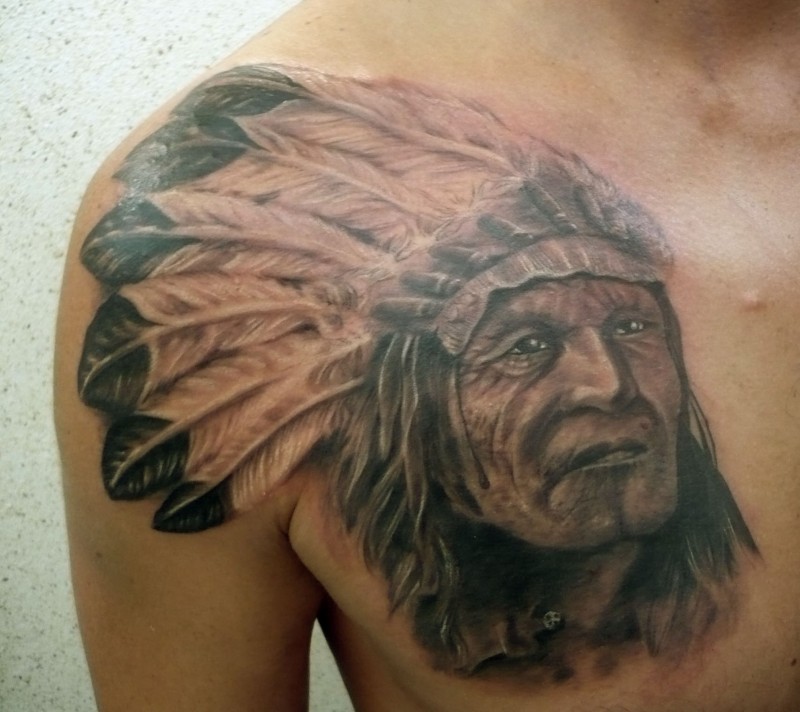 胸部印度人肖像羽毛头冠纹身图案