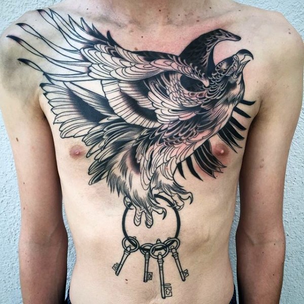 胸部巨大的黑色鹰与钥匙纹身图案