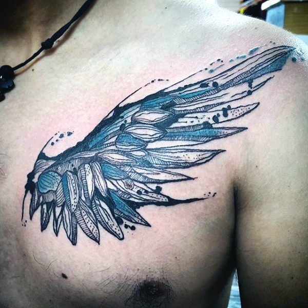 漂亮的彩色翅膀胸部纹身图案